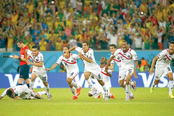 Costaricanii au pornit în sprint spre banca de rezerve după calificarea în premieră în sferturile de finală ale Cupei MondialeFOTOGRAFII: REUTERS