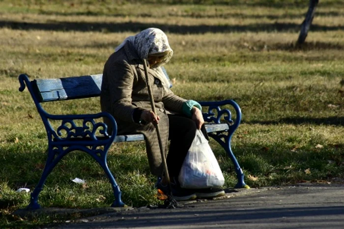 Nouă din 10 români susţin că sărăcia este o problemă larg răspândită în ţară