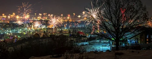 Fotografii surprinse de pe coclauri cu noaptea dintre ani de fotograful în cârje la Râmnicu Vâlcea Foto Cătălin Vezetiu