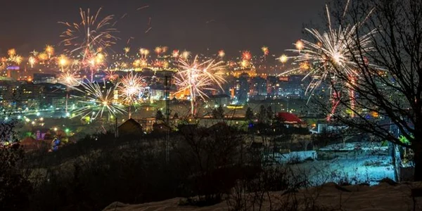 Fotografii surprinse de pe coclauri cu noaptea dintre ani de fotograful în cârje la Râmnicu Vâlcea Foto Cătălin Vezetiu