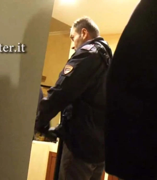 Şase agenți de poliție au descins în locuința românilor