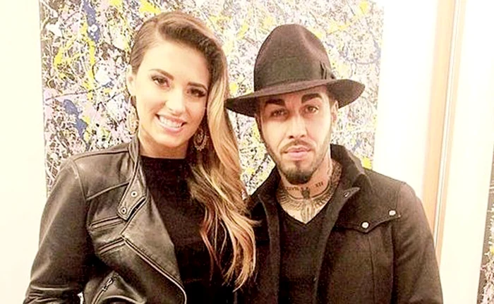 Antonia, Alex și Dominic au încălțări la fel