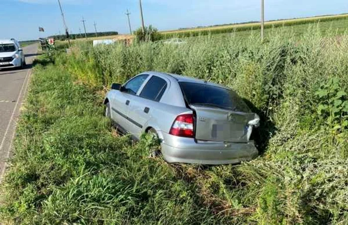 Maşina a intrat în autoturismul din faţă, după care s-a izbit de un cap de pod         FOTO: Arhivă