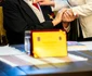 Florin și Anna Torok, la Putna. Ea i-a aranjat eșarfa. Foto: Primăria comunei Putna