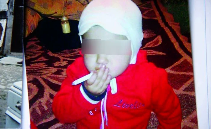 
    Fetiţa apare în fotografii fumând  