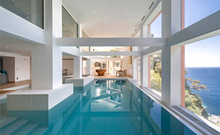 Are piscină interioară