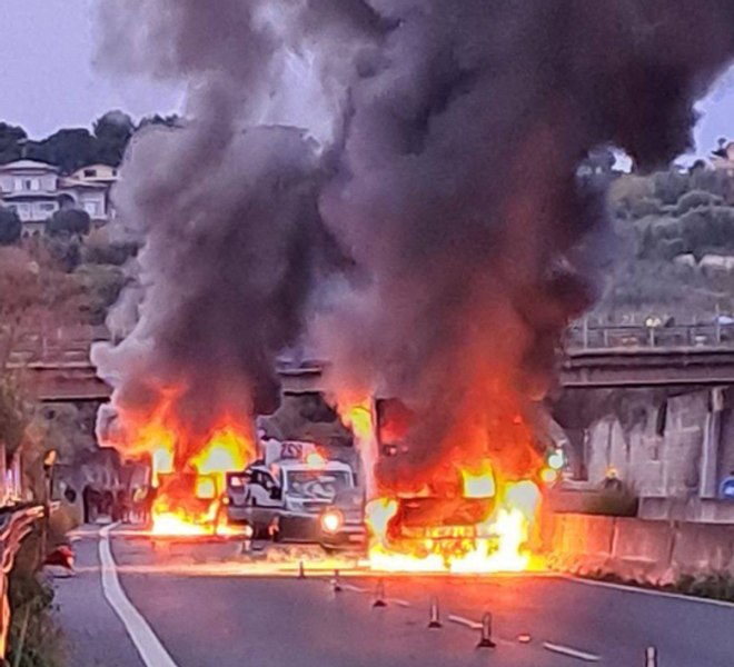 Italia: Atac în stil mafiot asupra unei dube cu valori. Un comando jefuieşte două vehicule blindate și fuge cu 4 milioane de euro 