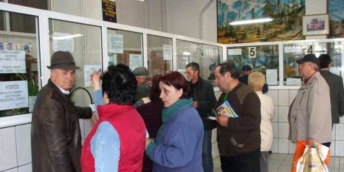 Pensionarii stau la coada ca sa se imprumute