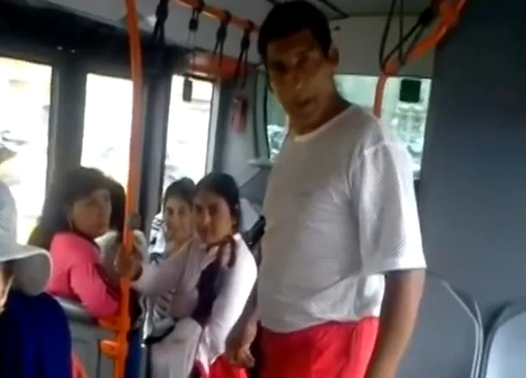 
    Rromii nu s-au putut abţine de la a-l boscorodi bine pe cel care filma în autobuz  