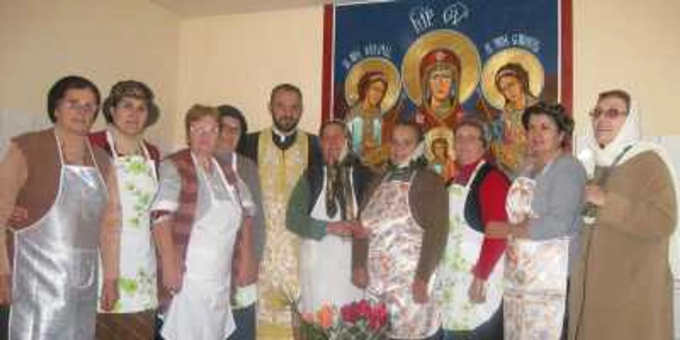 Părintele Daniel Bogdan împreună cu voluntarii cantinei parohiale