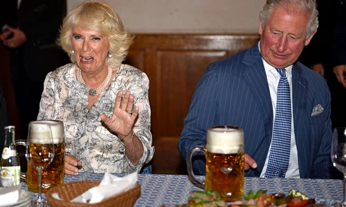 Prinţul Charles şi Camilla au participat la un festival bavarez şi au ciocnit o halbă de bere în onoarea celui mai nou membru al familiei, Archie Harrison  jpeg