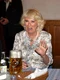 Prinţul Charles şi Camilla au participat la un festival bavarez şi au ciocnit o halbă de bere în onoarea celui mai nou membru al familiei, Archie Harrison  jpeg