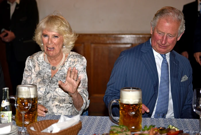 Prinţul Charles şi Camilla au participat la un festival bavarez şi au ciocnit o halbă de bere în onoarea celui mai nou membru al familiei, Archie Harrison 