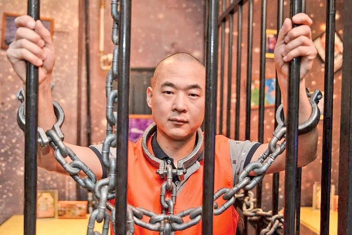 
    Ultima fiţă pentru chinezi: restaurantul unde intri în cătuşe şi mănânci în celulă terci de închisoare   