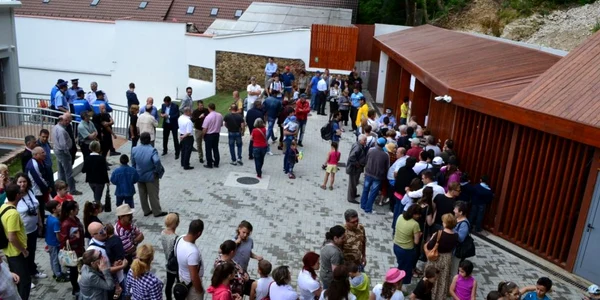Turiştii au ţinut neapărat să testeze cremaliera