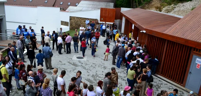 Turiştii au ţinut neapărat să testeze cremaliera. FOTObzb.ro.