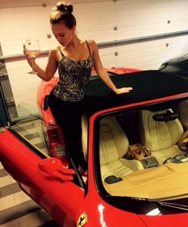 Mașinile cu mulți cai putere sunt cadourile perfecte pentru fetele miliardarilor