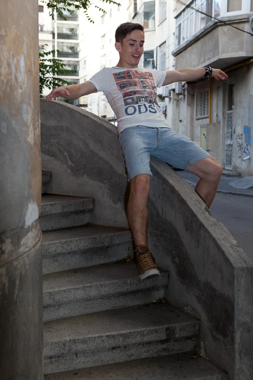 Andrei nu scapă nici o ocazie să se distreze şi să-şi amintească de năzdrăvăniile din copilărie (foto: arhiva personală)