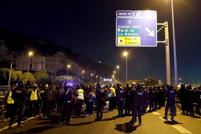 Separatisti catalani protestand fata de o reuniune a guvernului spaniol la Barcelona FOTO EPA-EFE