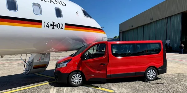AVionul lui Merkel lovit de o furgoneta Renault pe aeroportul din Dortmund FOTO @SPIEGELONLINE
