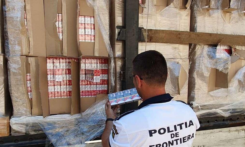 Cetăţean bulgar, reţinut după ce a încercat să introducă în România ţigări de 2,3 milioane de euro VIDEO