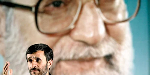 Preşedintele Iranului Mahmoud Ahmadinejad şi Ayatollahul Khamenei.