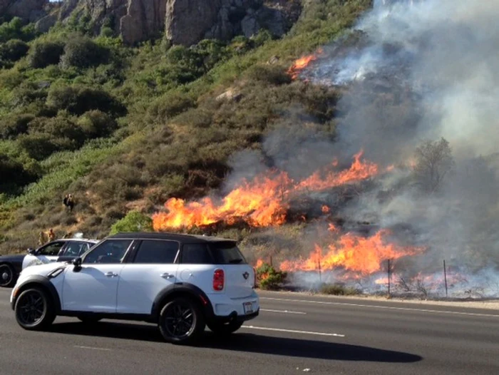 Incendiile din California afecteayă circulaţia pe autostrada Pacificului