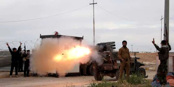 Brigada imamului Ali membră a grupului irakian şiit lansează rachete spre poziţiile Statului Islamic în timpul luptelor la  Tikrit Bagdad FOTO AP