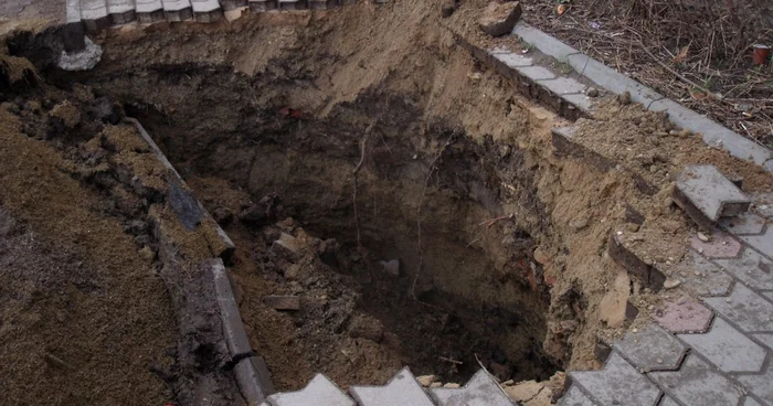 Groapa uriaşă se află pe strada Ana Iătescu