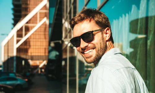 barbat care poarta ochelari de soare jpg