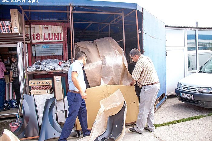 Inspectorii de la RAR au scotocit prin 12 magazine deschise în târg Foto: Registrul Auto Român