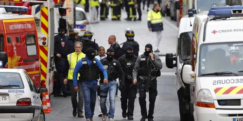 Operaţiune antiteroristă în suburbia Saint Denis din Paris FOTO AP