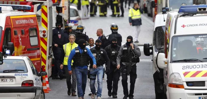 Operaţiune antiteroristă în suburbia Saint Denis din Paris FOTO AP