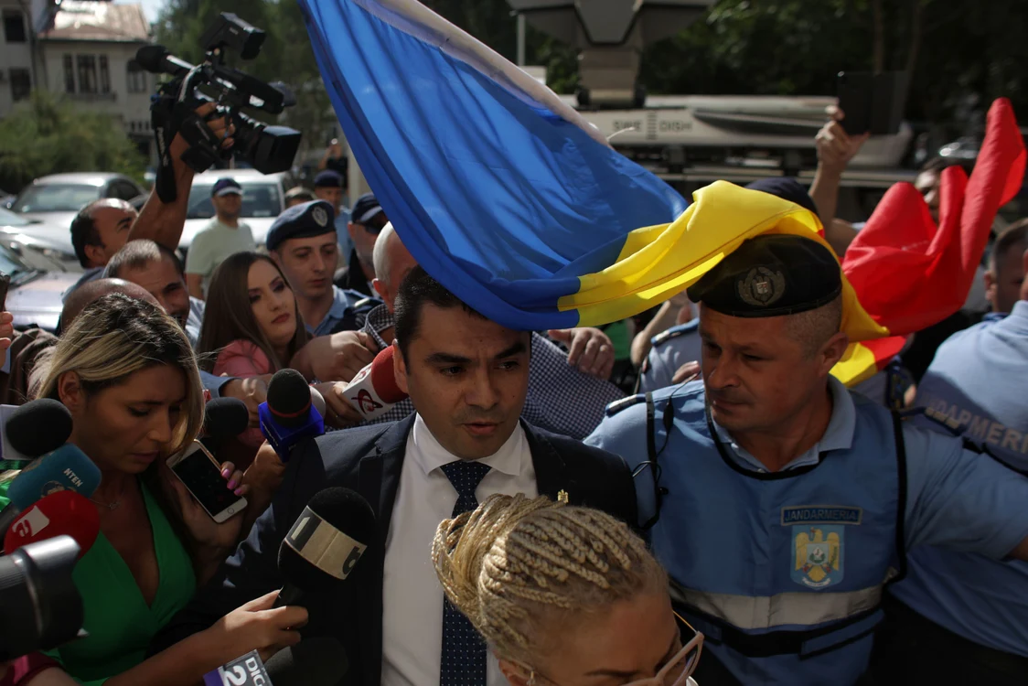 
    Colonelul Sebastian Cucoș a fost fluierat de zeci de protestatari care i-au cerut demisia  