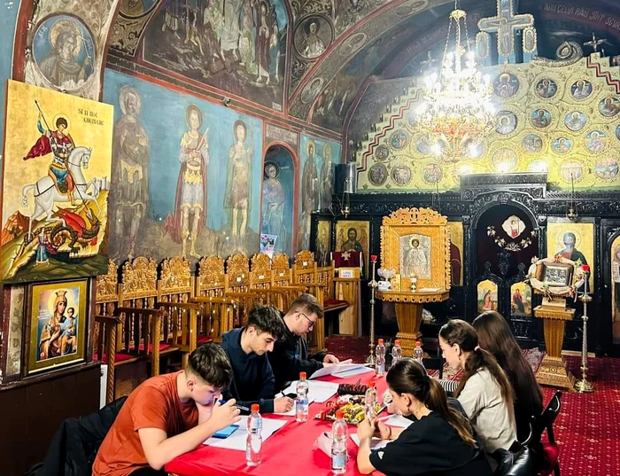 La Biserica Sfântul Gheorghe din Mioveni, elevii fac constant meditații FOTO Primăria Mioveni