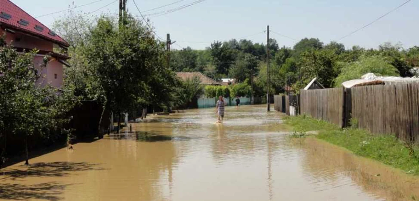 Încep să vină banii pentru localităţile dinjudeţul Olt afectate de inundaţiile din vară (FOTO: Mugurel Manea)