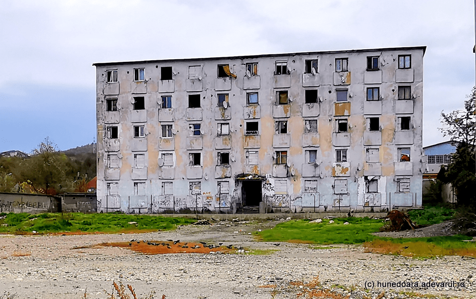 Blocul-fantomă din Hunedoara va fi demolat. Accesul a fost zidit, iar oamenii au fost evacuați