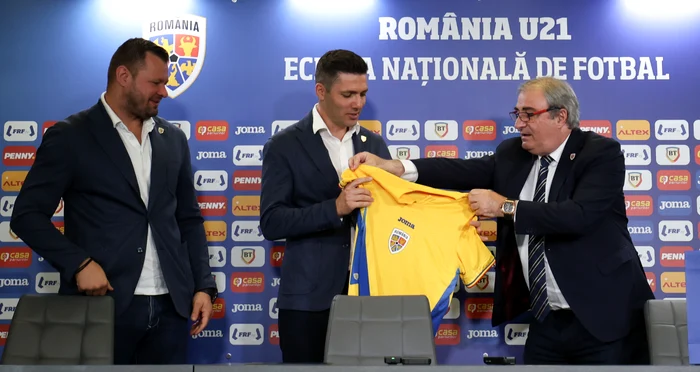 Costin Curelea a fost prezentat de Marius Niculae și Mihai Stoichiță. Foto FRF.ro