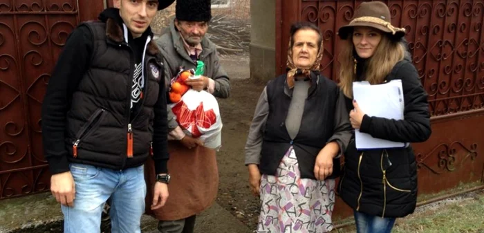 Tinerii au ajuns cu ajutoare la sute de oameni saraci - Foto Arhiva personala Tineri de bine