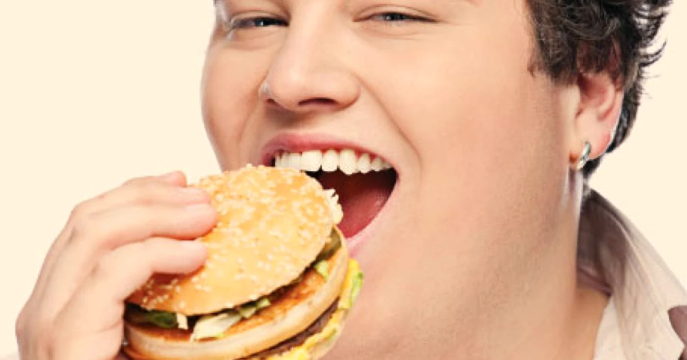 O porţie de  fast-food poate aduce organismului între 500 şi 800  de kilocalorii