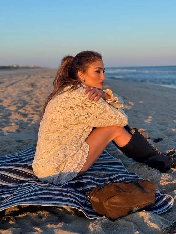 Jennifer Lopez la malul mării toamna, Profimedia (1) jpg