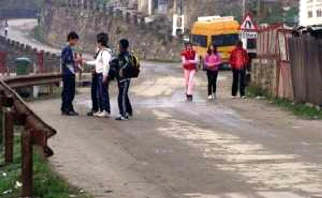 Se reabiliteaza drumul către mănăstirea Frăsinei
