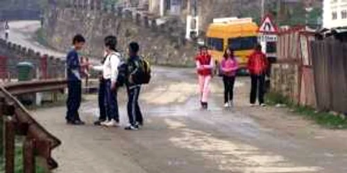 Se reabiliteaza drumul către mănăstirea Frăsinei