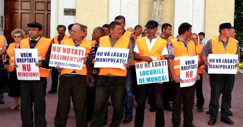 Protest angajati SC Drumuri si Poduri SA Suceava. FOTO