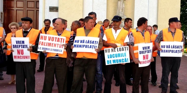 Protest angajati SC Drumuri si Poduri SA Suceava. FOTO