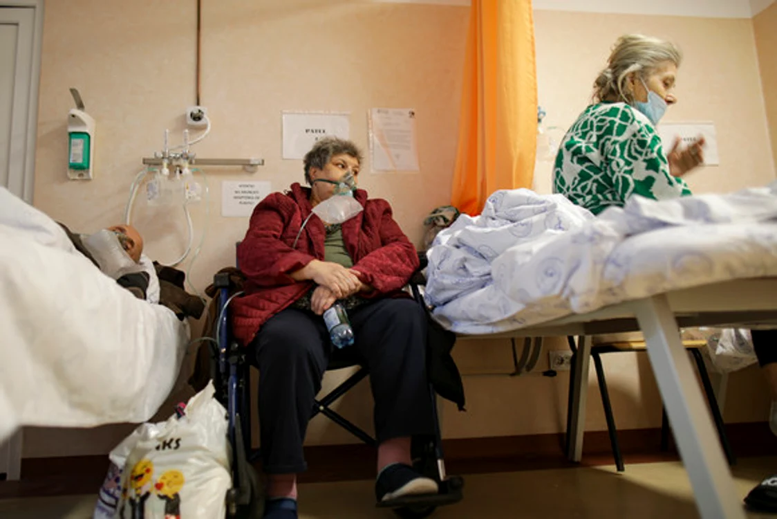 Cozile de ambulanțe din fața Spitalului Universitar București îți dau fioriFoto: Inquam Photos