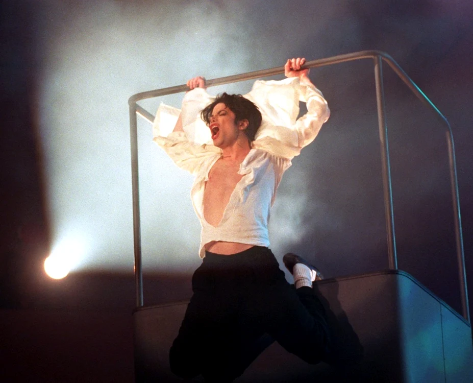 
    Michael Jackson în concert la Duisburg, în 1995 - foto: EPA  