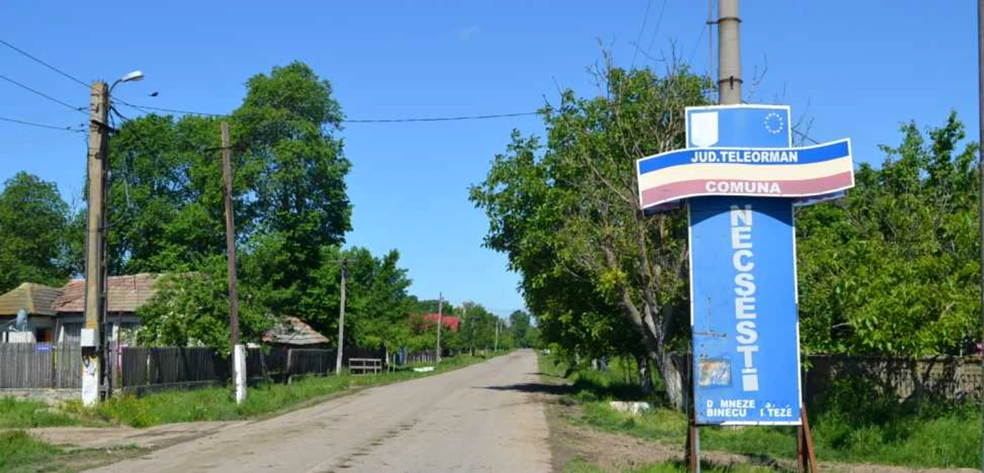 In cei 1136 de locuitori ai comunei , 800 sunt pensionari