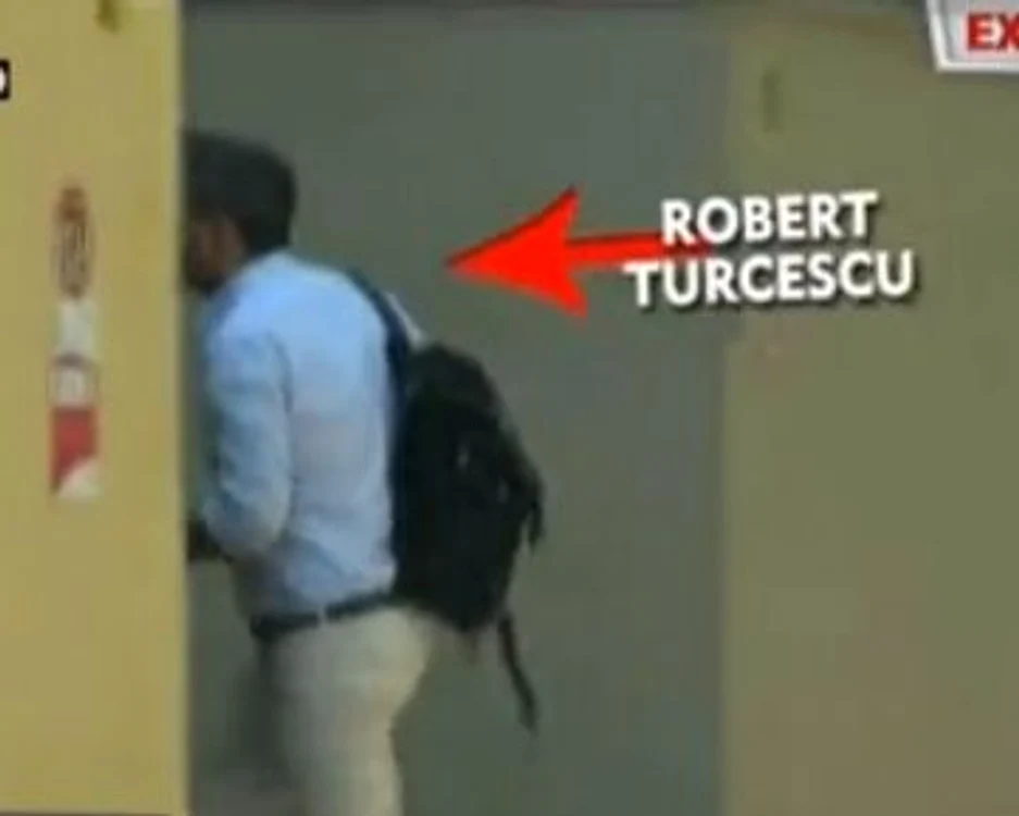 La câteva minute după "zână", a venit şi Robert Turcescu (captură: Kanal D)