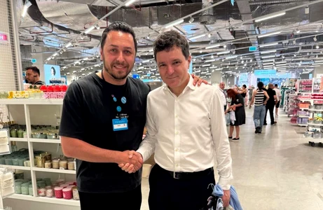 Șeful de magzin s-a fotografiat cu Nicușor Dan FOTO: Facebook